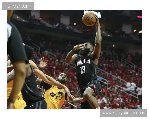 在季后赛关键战中，蒂伊多次抢断反击，成为球队防守的“定海神针”！